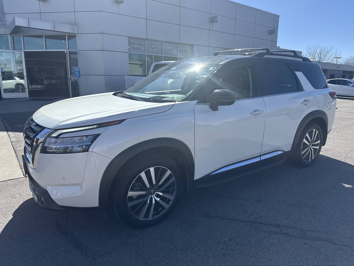 Used 2022 Nissan Pathfinder Platinum w/ Lighting Package (N93) AWD/4WD image 2