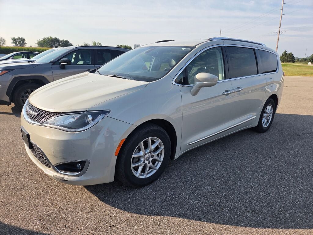 Used 2020 Chrysler Pacifica Touring-L FWD image 1
