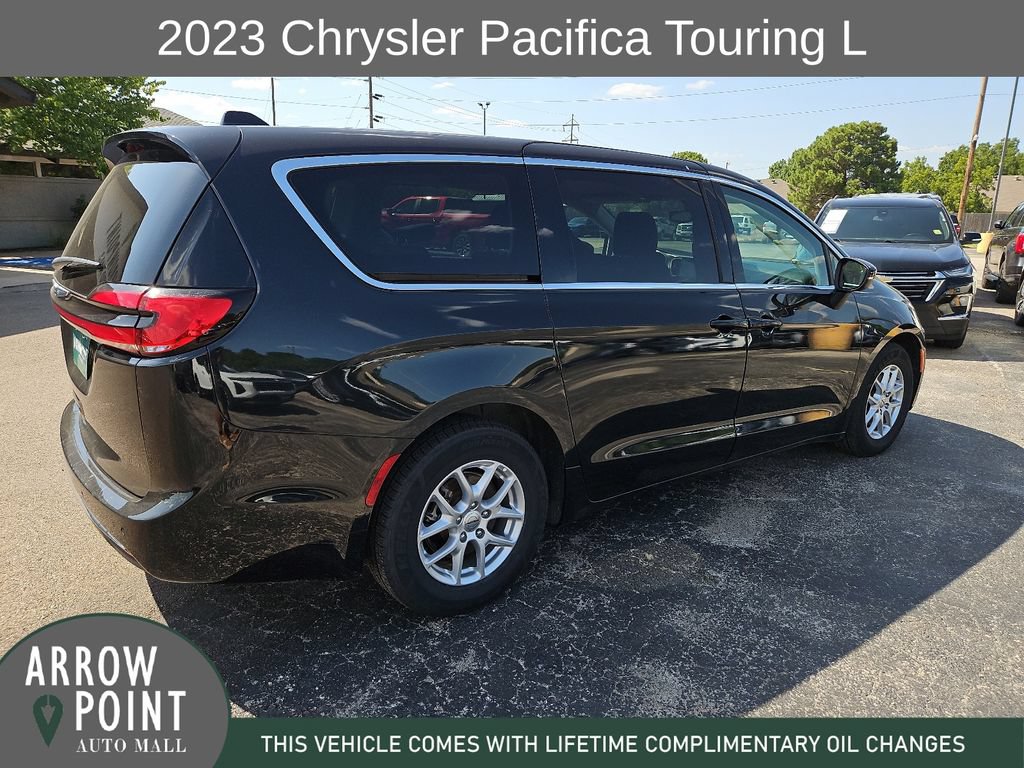 Used 2023 Chrysler Pacifica Touring-L FWD image 12