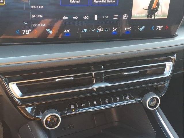 Used 2025 Chevrolet Traverse LT image 10