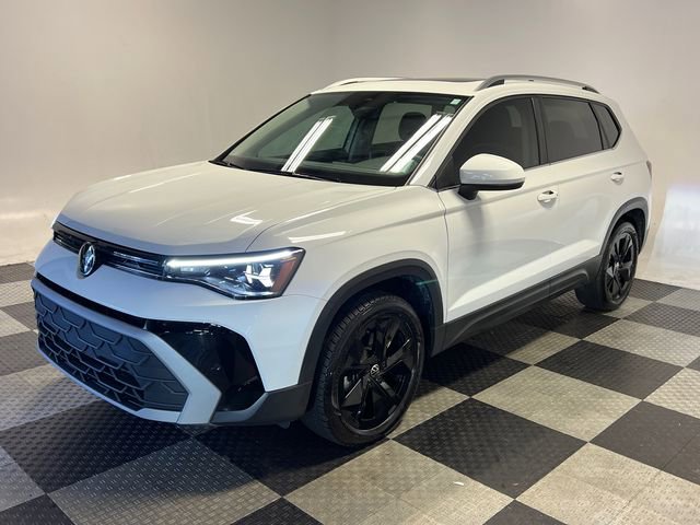 Certified 2025 Volkswagen Taos SE image 3