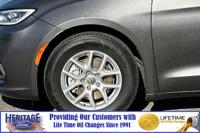 Used 2021 Chrysler Pacifica Touring-L FWD image 27