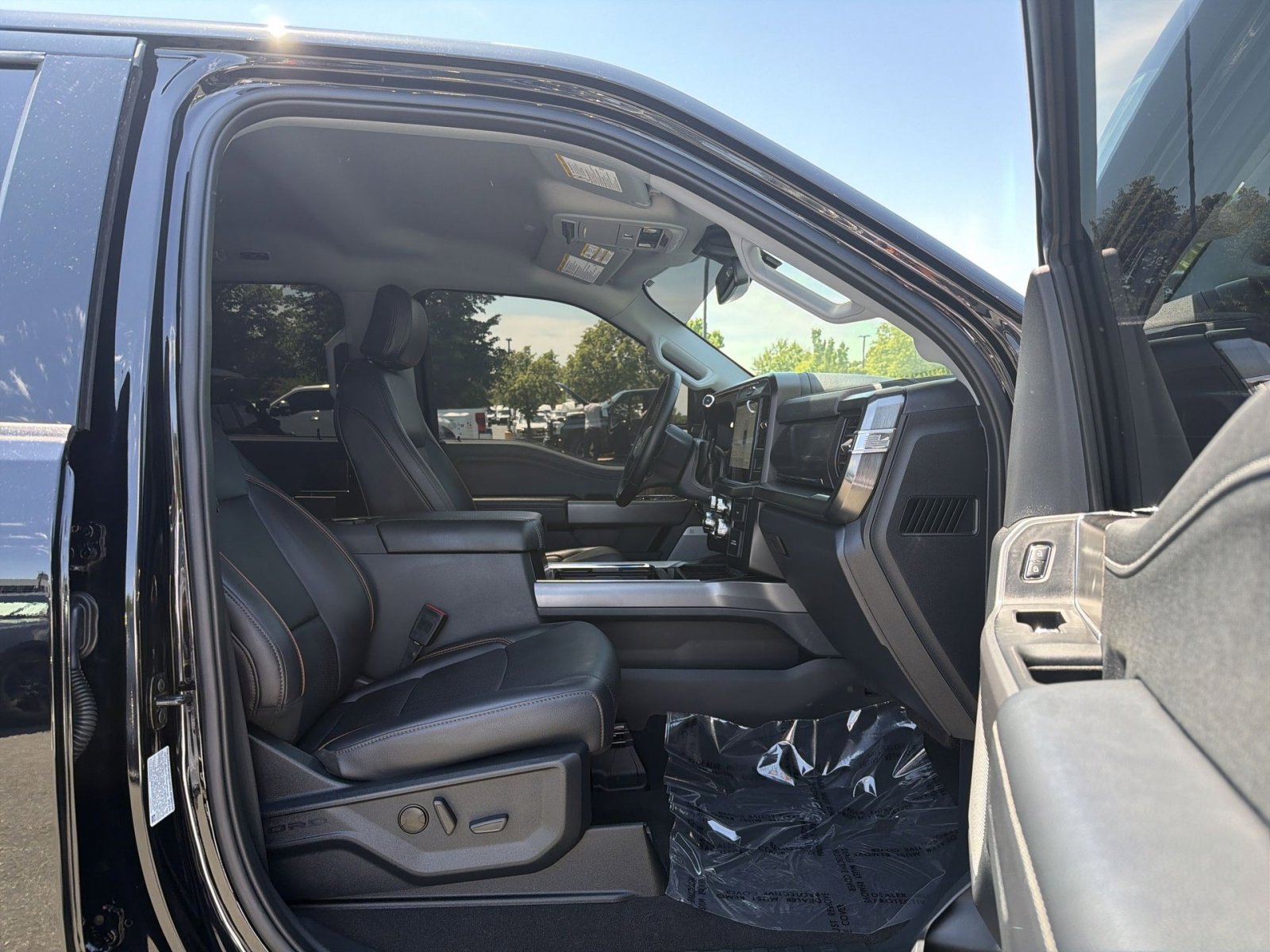 Used 2025 Ford F250 Lariat w/ Black Appearance Package AWD/4WD image 28