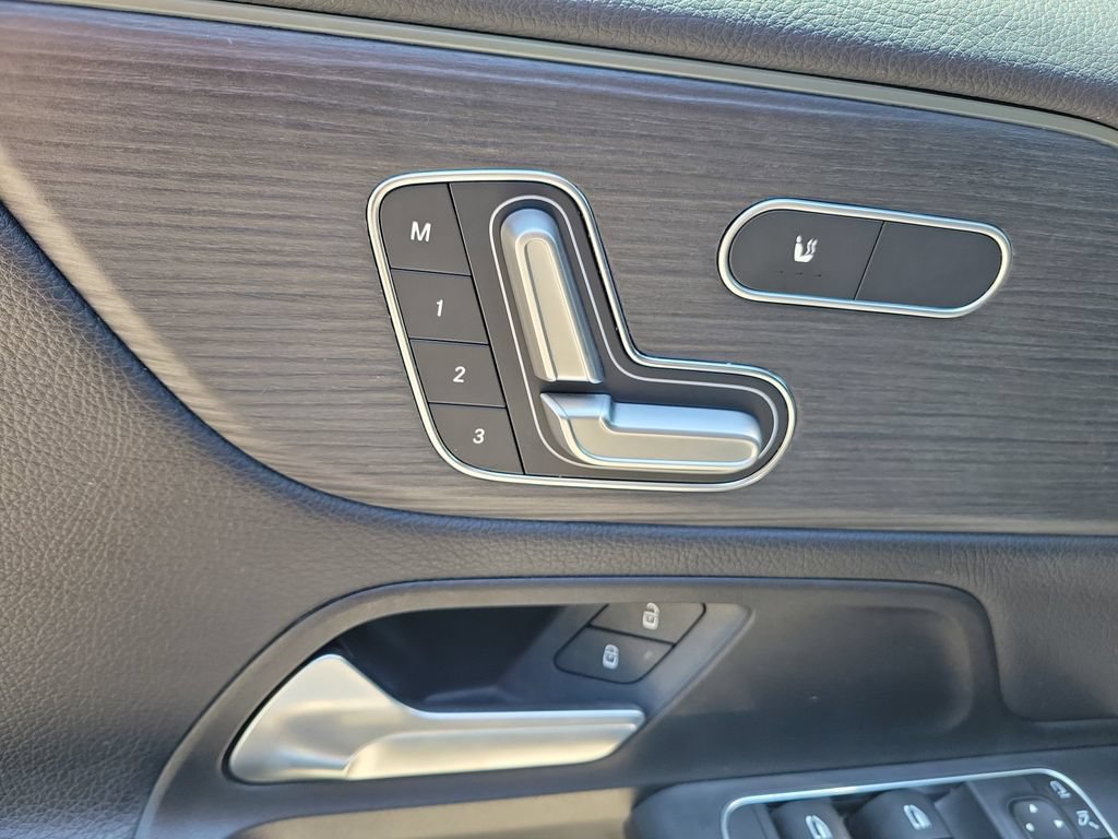 Used 2023 Mercedes-Benz GLB 250 4MATIC w/ Premium Package image 21