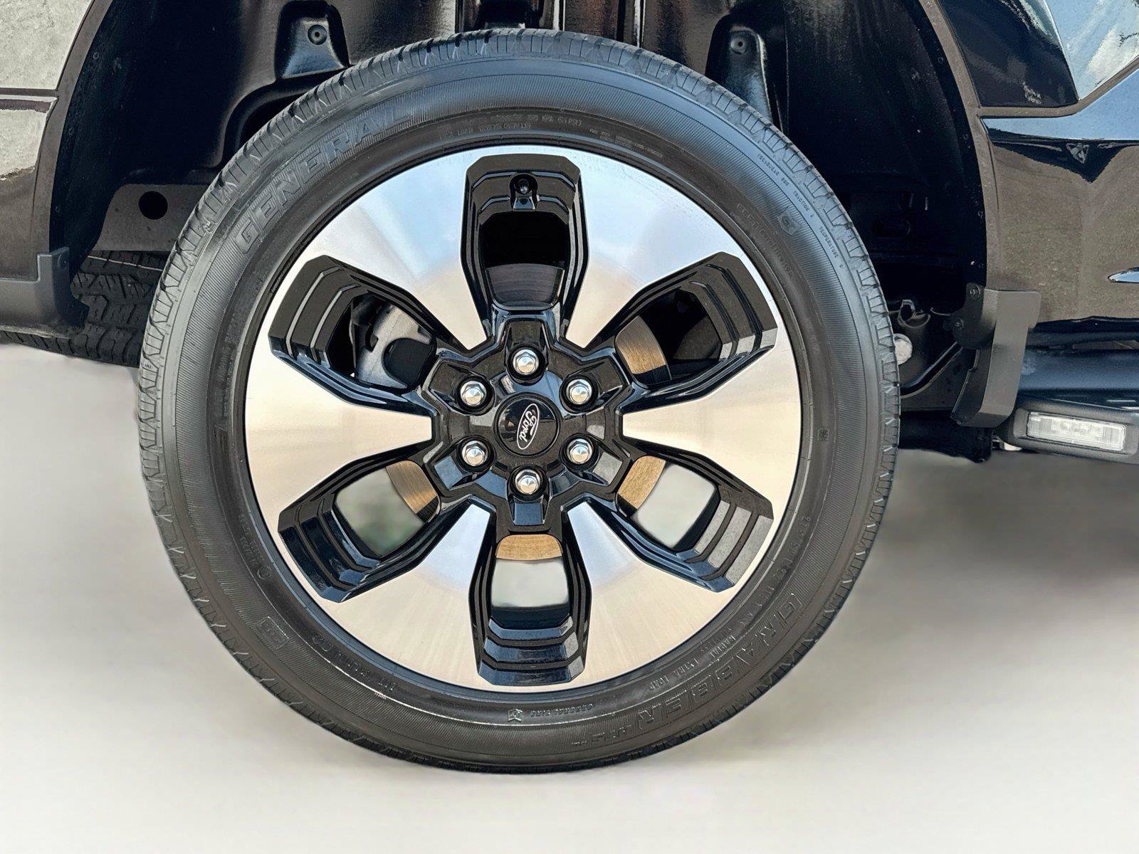 Used 2023 Ford F150 Lightning Platinum AWD/4WD image 35