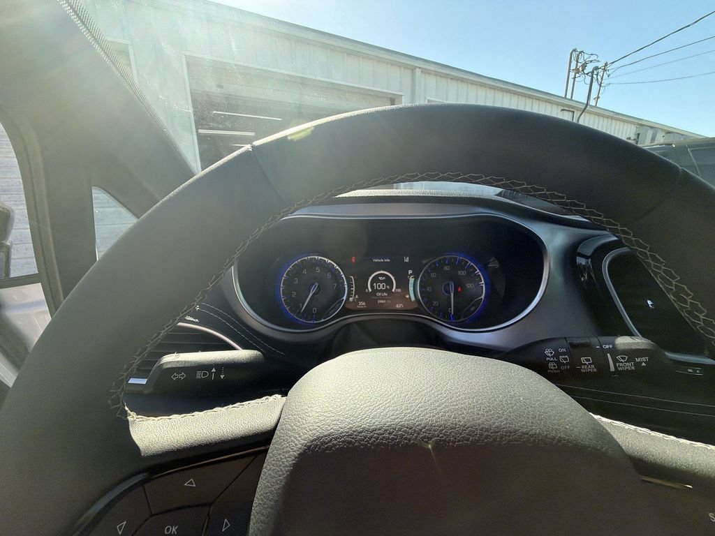 Used 2025 Chrysler Pacifica Limited FWD image 15