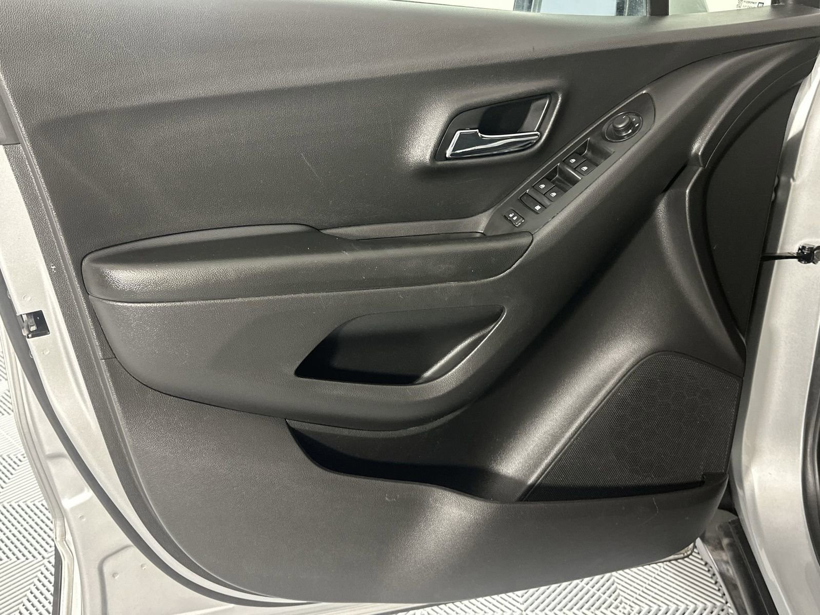 Used 2021 Chevrolet Trax LS w/ Tint and Cruise Package image 28