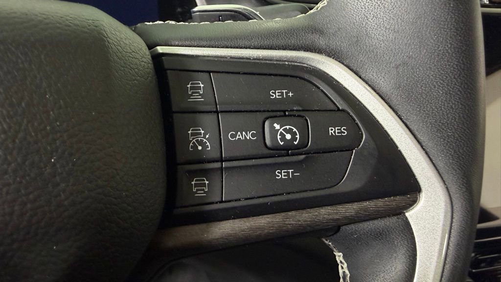 Used 2023 Jeep Grand Cherokee Limited w/ Black Appearance Package AWD/4WD image 18