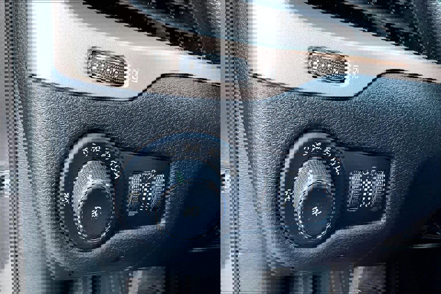 Used 2017 Jeep Cherokee Latitude w/ Safety/Convenience Group image 32