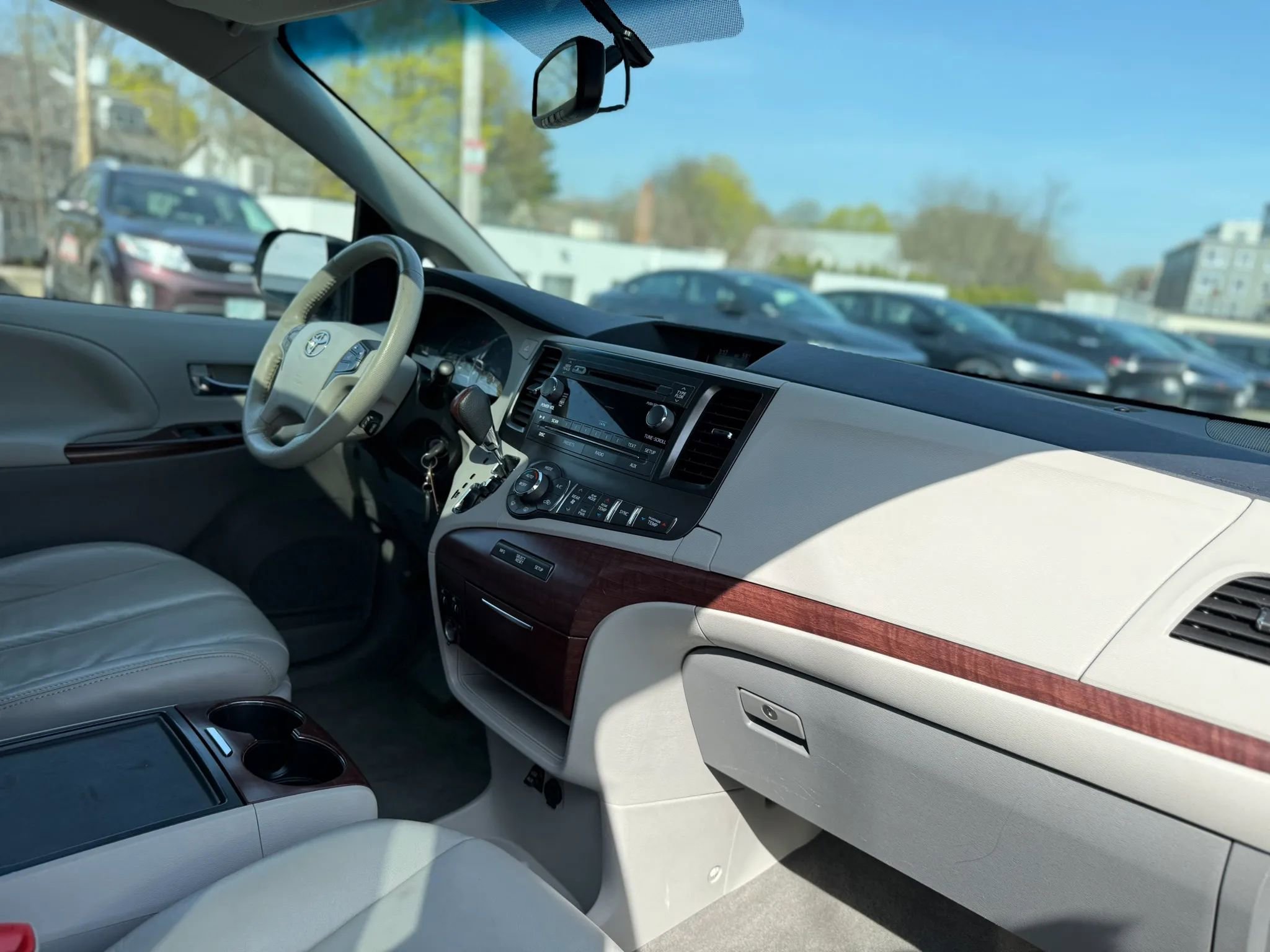 Used 2012 Toyota Sienna XLE FWD image 16