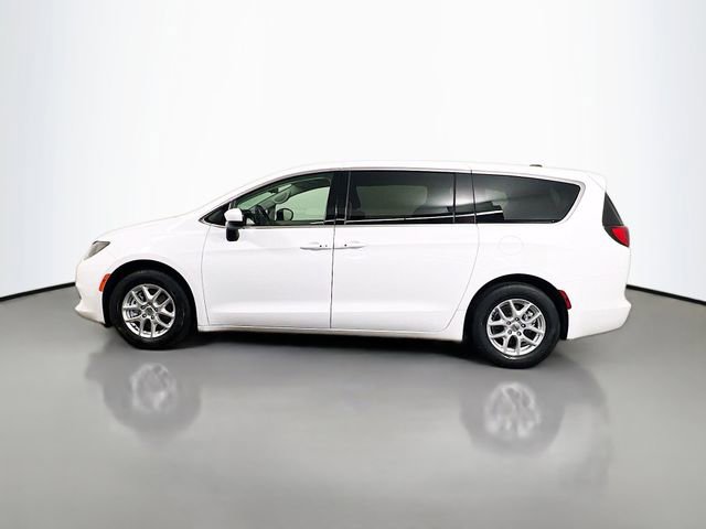 Used 2022 Chrysler Voyager LX image 6