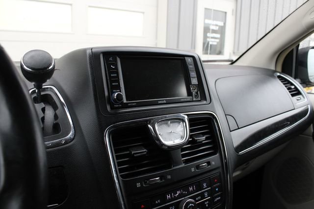 Used 2014 Chrysler Town & Country Touring-L w/ Driver Convenience Group image 12