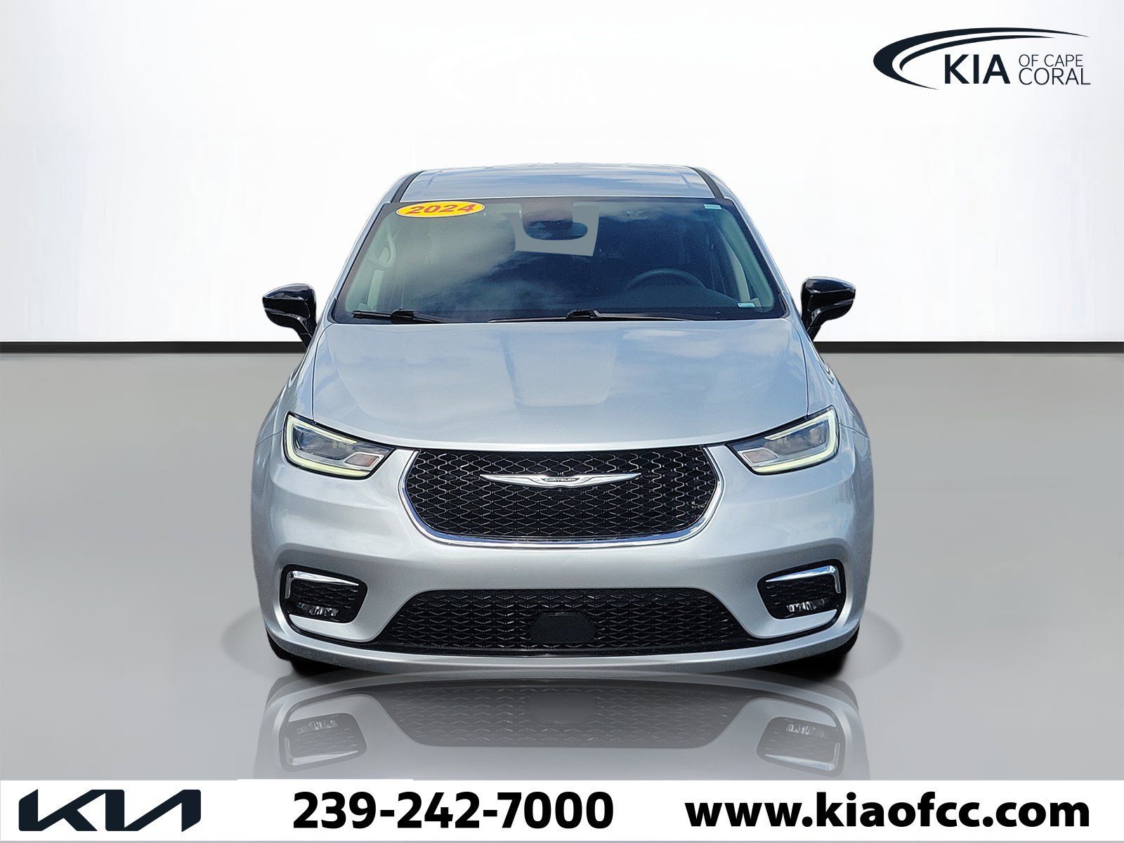 Used 2024 Chrysler Pacifica Touring-L FWD image 2