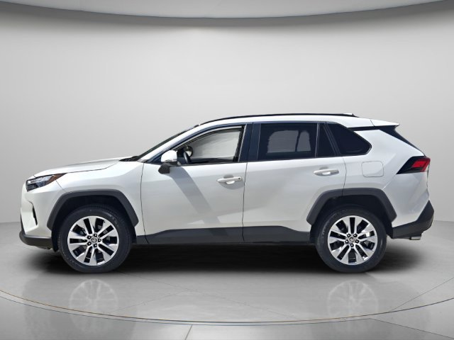 Used 2022 Toyota RAV4 XLE Premium FWD image 3