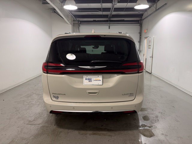 Used 2021 Chrysler Pacifica Limited AWD/4WD image 3