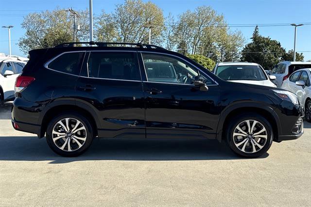 Used 2023 Subaru Forester Limited image 2