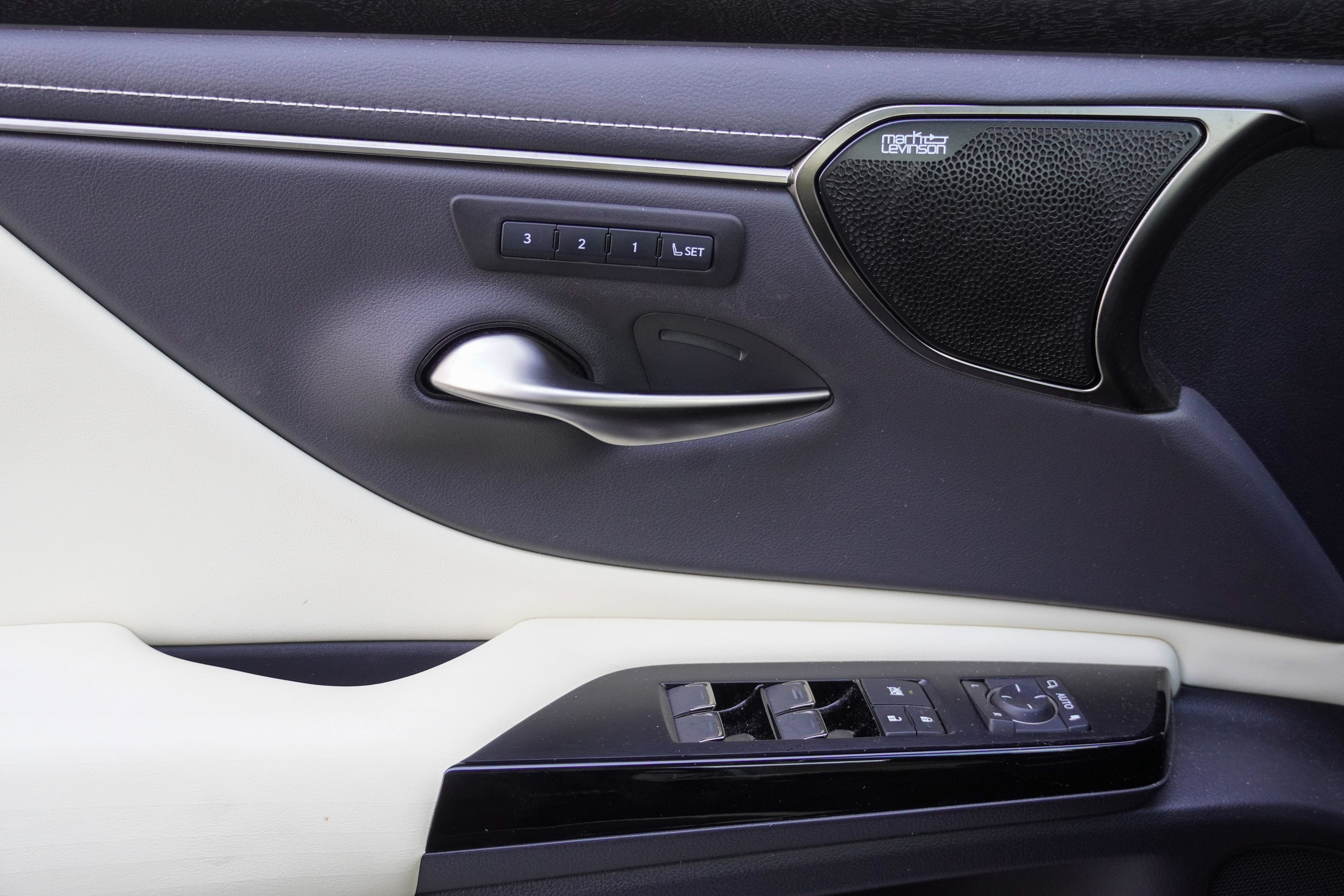 Used 2022 Lexus ES 300h w/ Premium Package FWD image 14