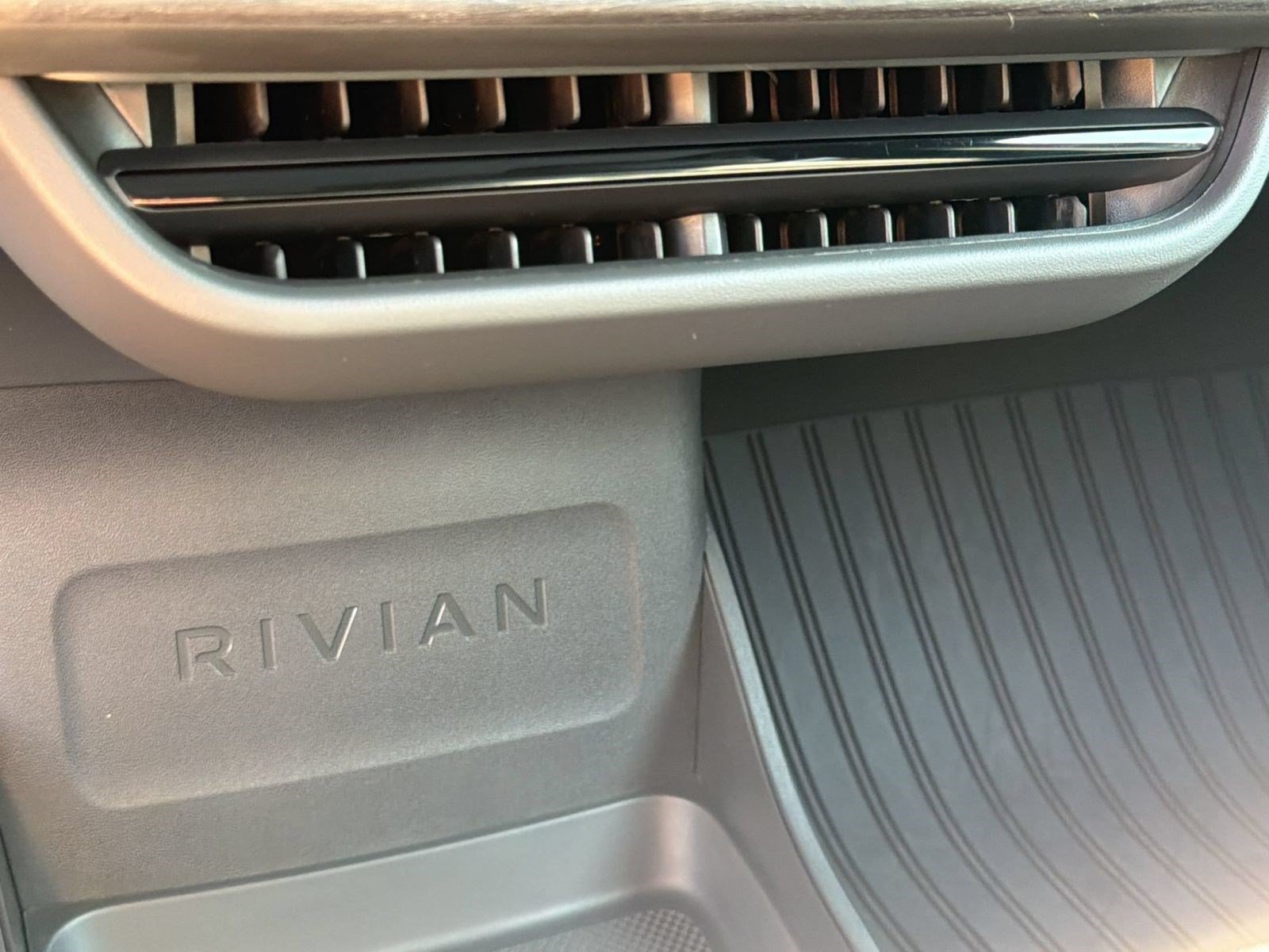 Used 2024 Rivian R1S Adventure AWD/4WD image 27