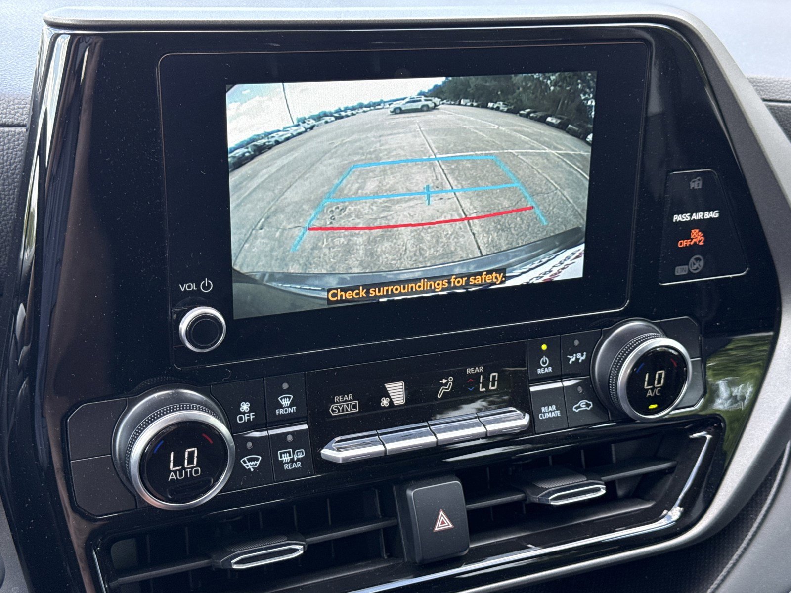 Used 2025 Toyota Highlander LE FWD image 24