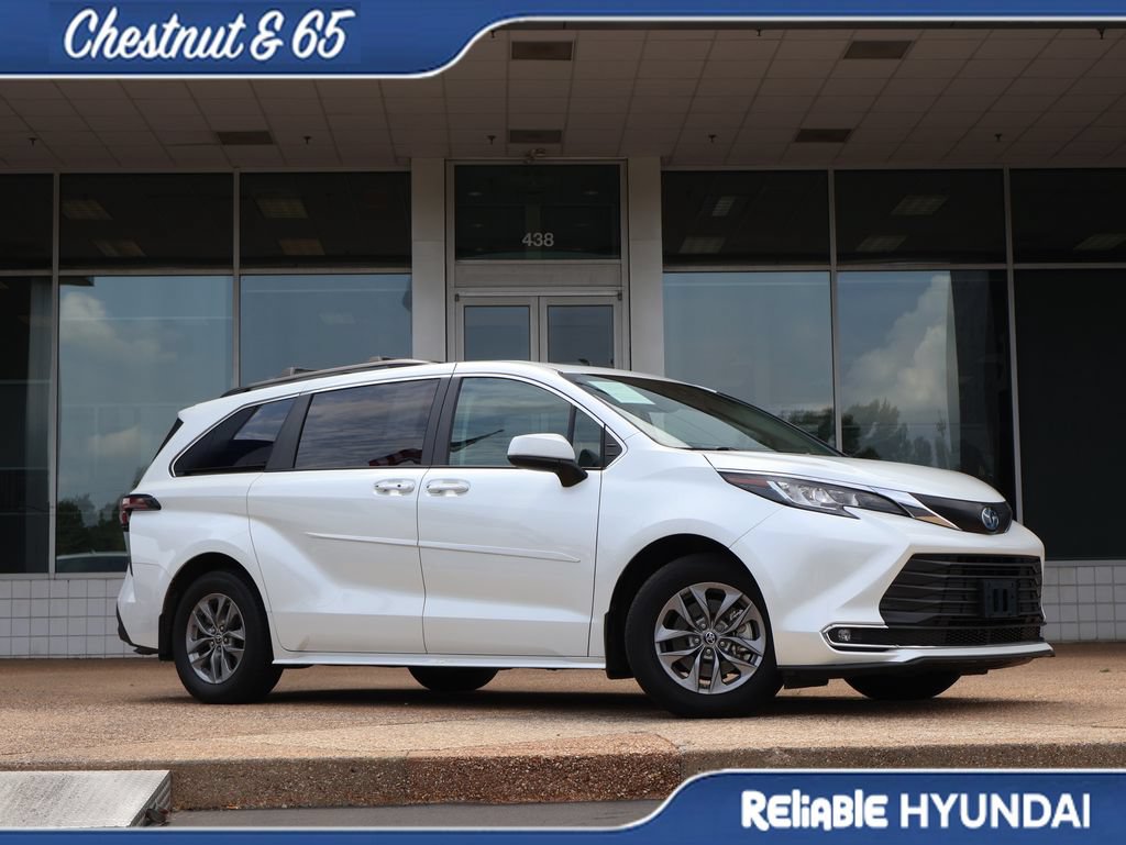 Used 2022 Toyota Sienna XLE w/ XLE Plus Package FWD image 2