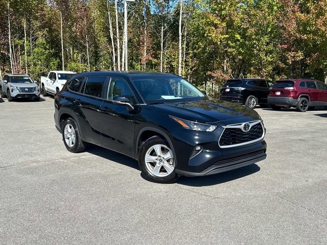 Used 2024 Toyota Highlander LE image 2