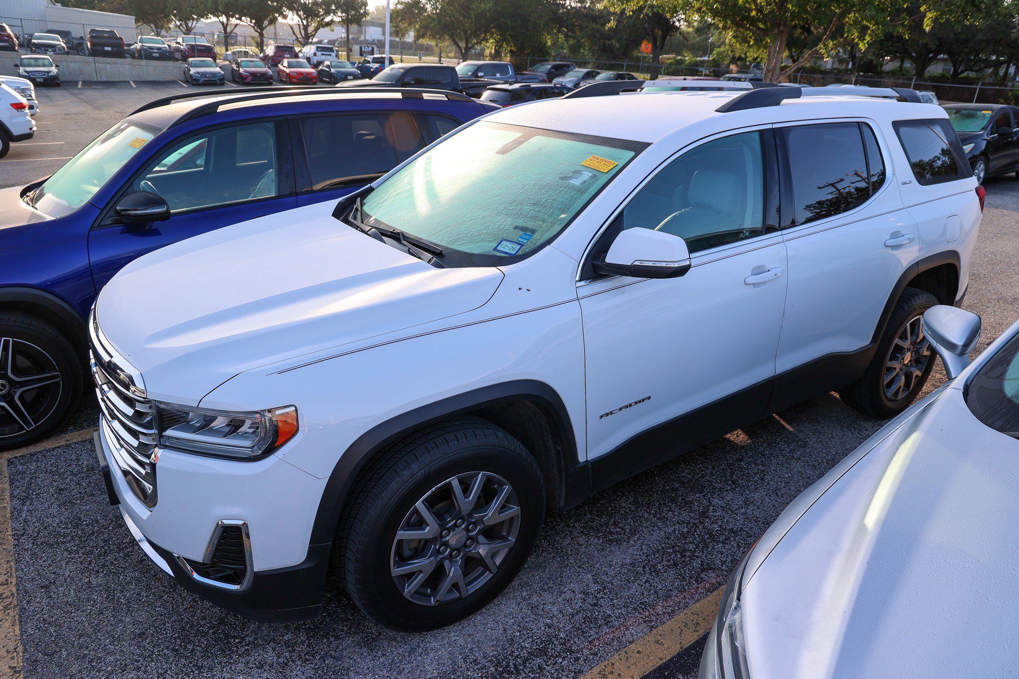 Used 2020 GMC Acadia SLT FWD image 3