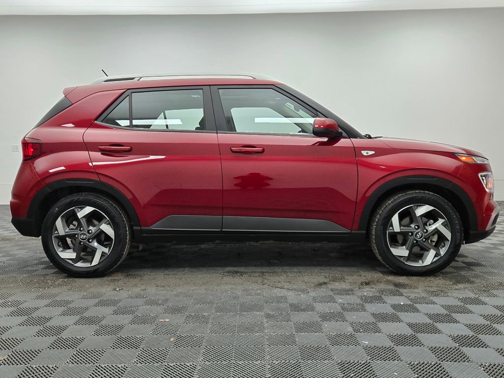Used 2024 Hyundai Venue SEL image 11