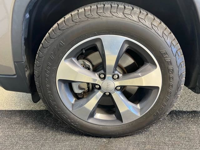 Used 2019 Jeep Cherokee Limited image 16