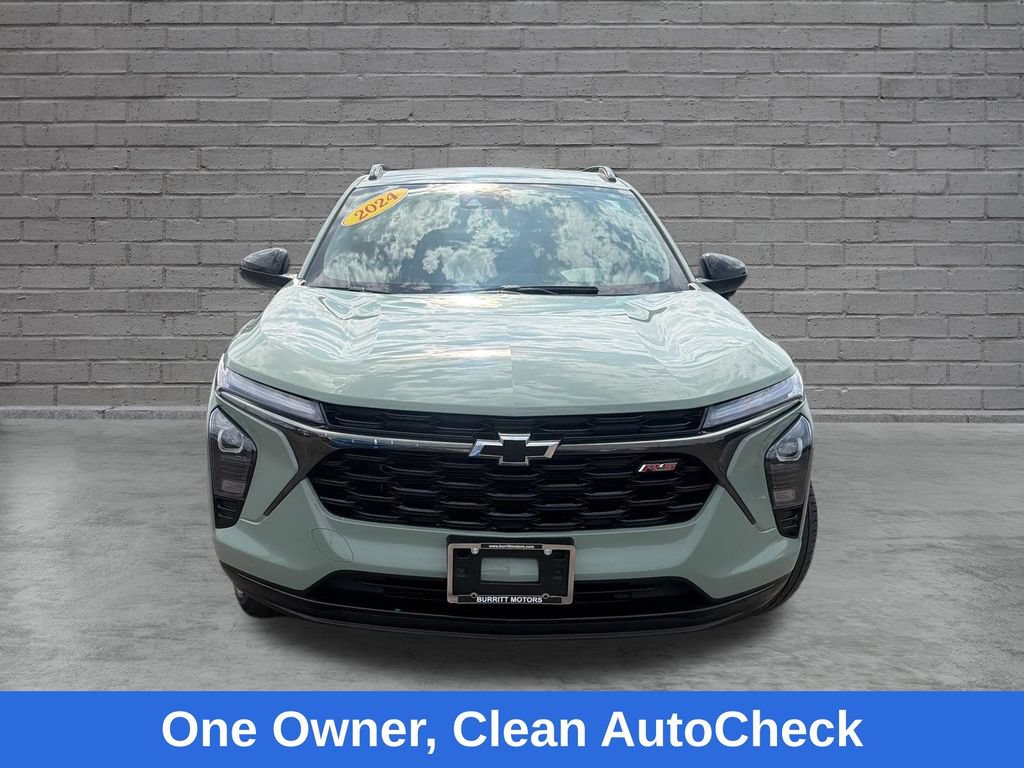 Used 2024 Chevrolet Trax RS FWD image 2