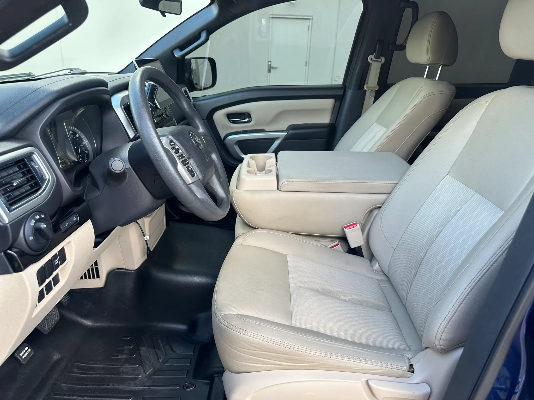 Used 2017 Nissan Titan SV AWD/4WD image 17