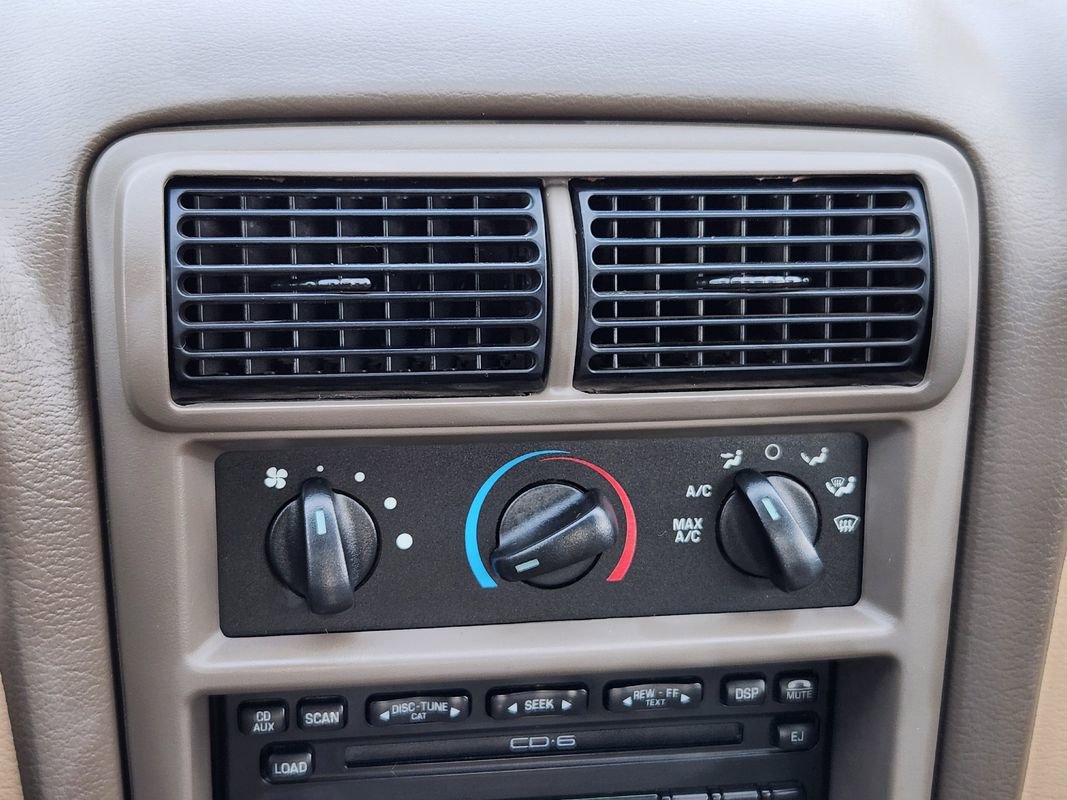 Used 2004 Ford Mustang Convertible image 20