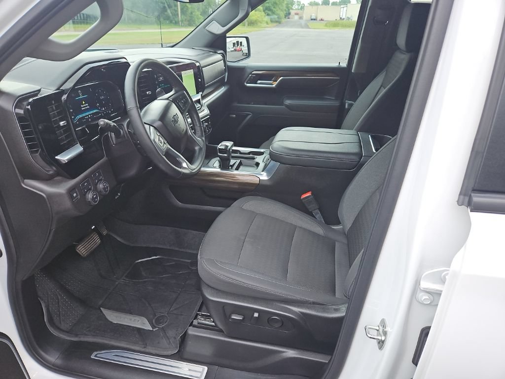 Used 2025 Chevrolet Silverado 1500 RST w/ Convenience Package II AWD/4WD image 16