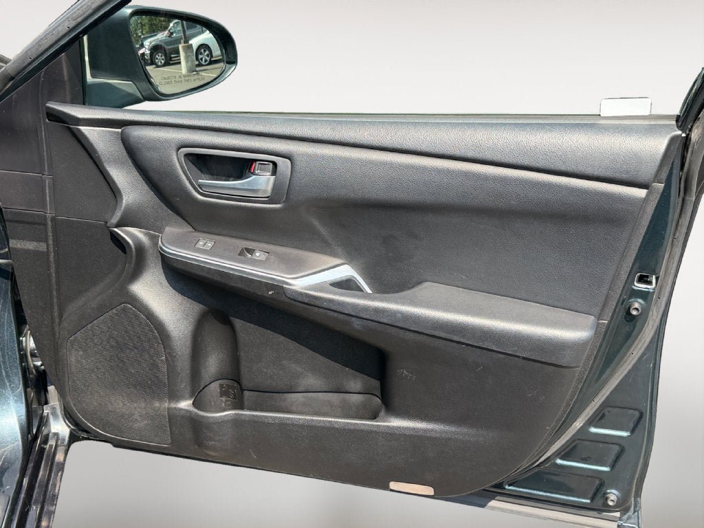 Used 2016 Toyota Camry SE FWD image 25