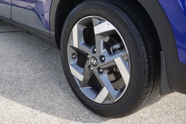 Used 2025 Hyundai Venue SEL FWD image 4