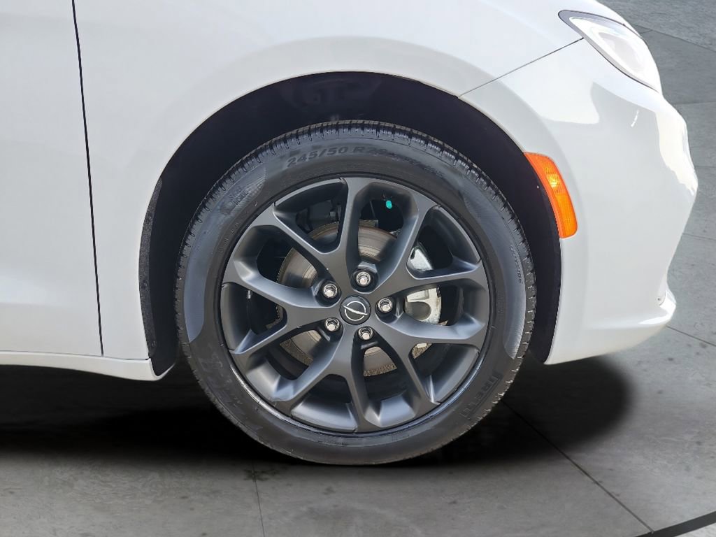 Used 2025 Chrysler Pacifica Limited FWD image 27