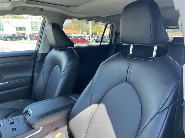 Certified 2025 Toyota Highlander XLE image 16