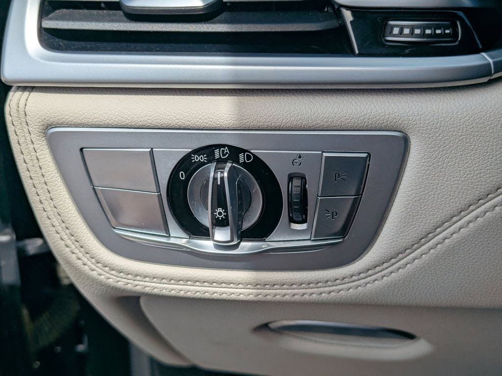 Used 2021 BMW 740i w/ M Sport Package RWD image 32