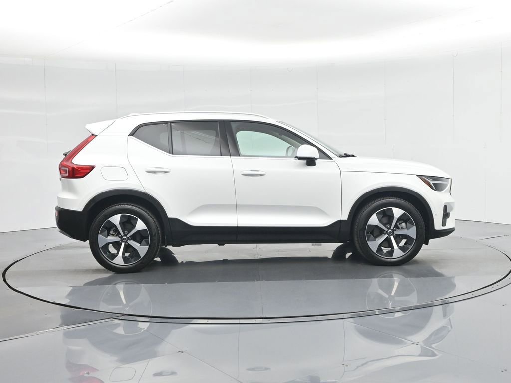 Used 2025 Volvo XC40 B5 Plus image 30