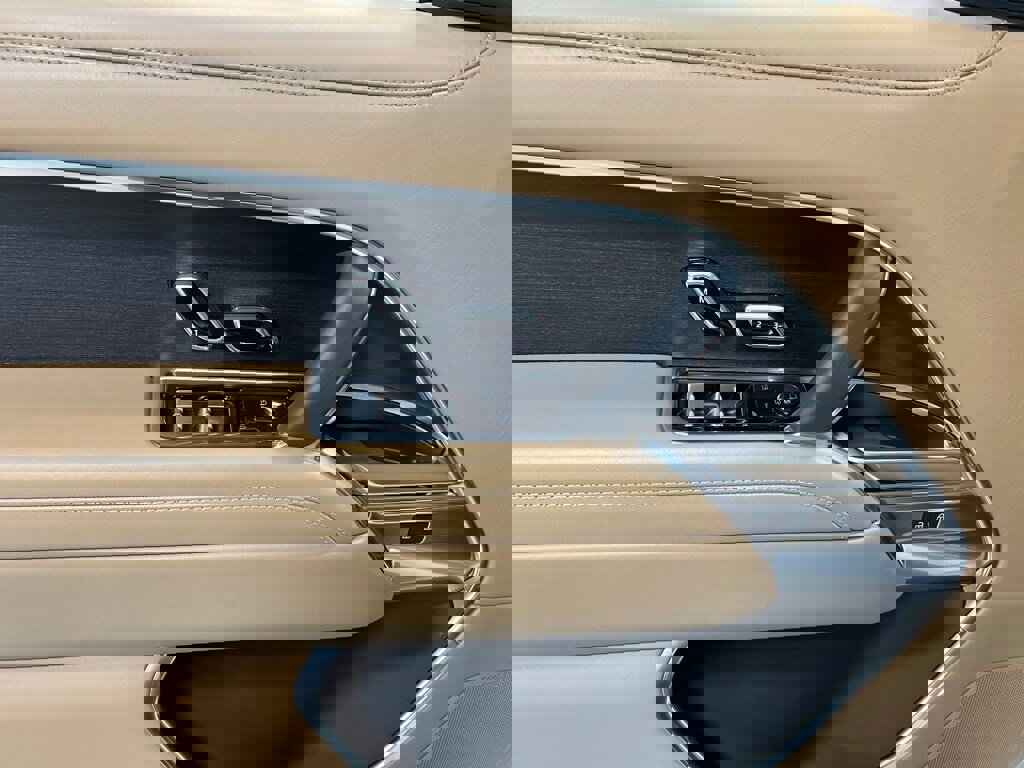 Used 2024 Land Rover Range Rover Long Wheelbase SE image 17