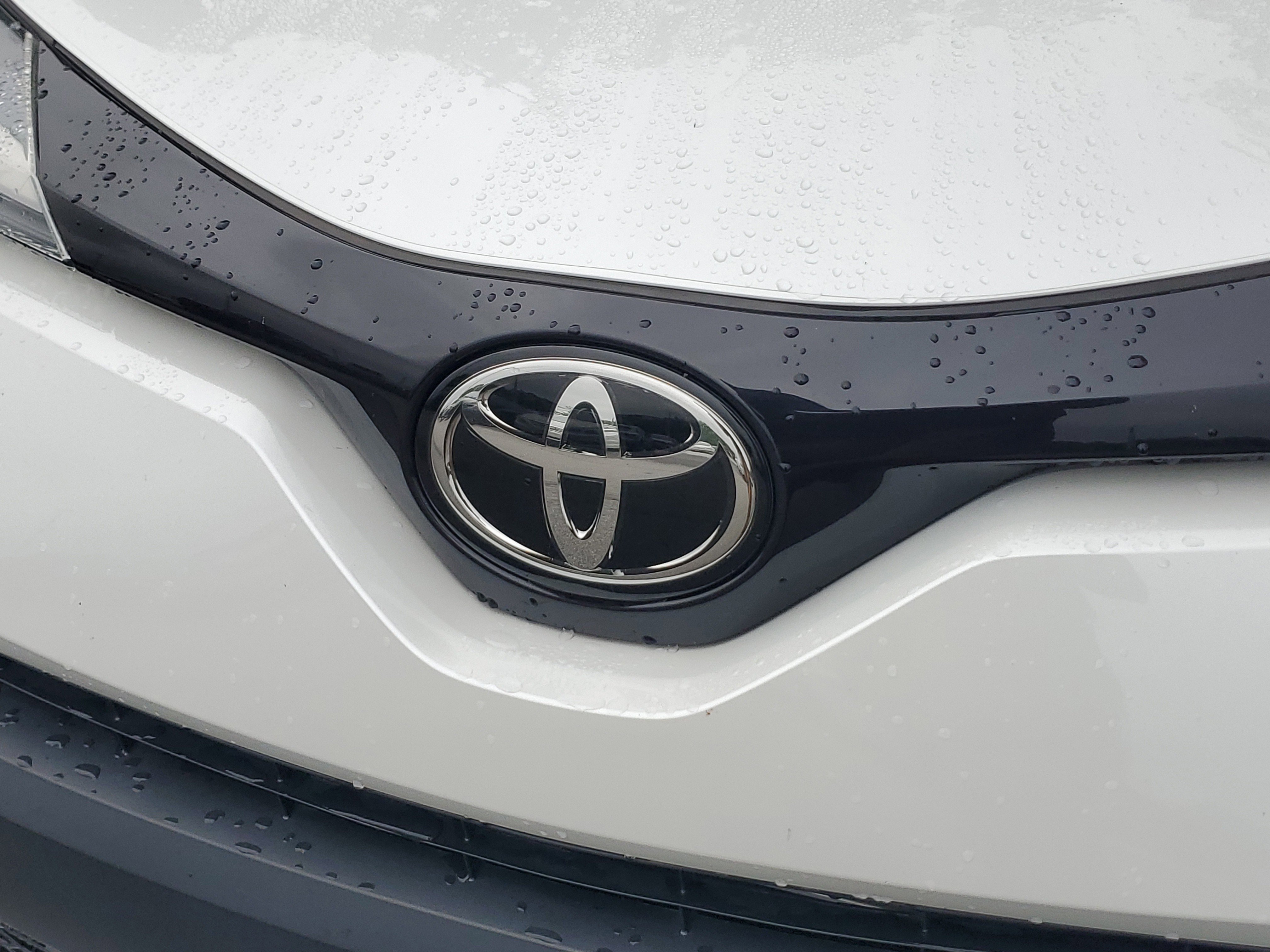 Used 2022 Toyota C-HR Limited FWD image 6