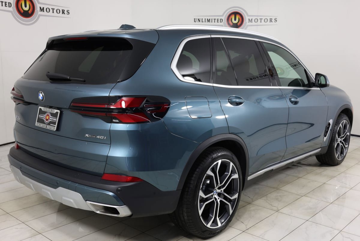Used 2024 BMW X5 xDrive40i w/ Premium Package AWD/4WD image 3