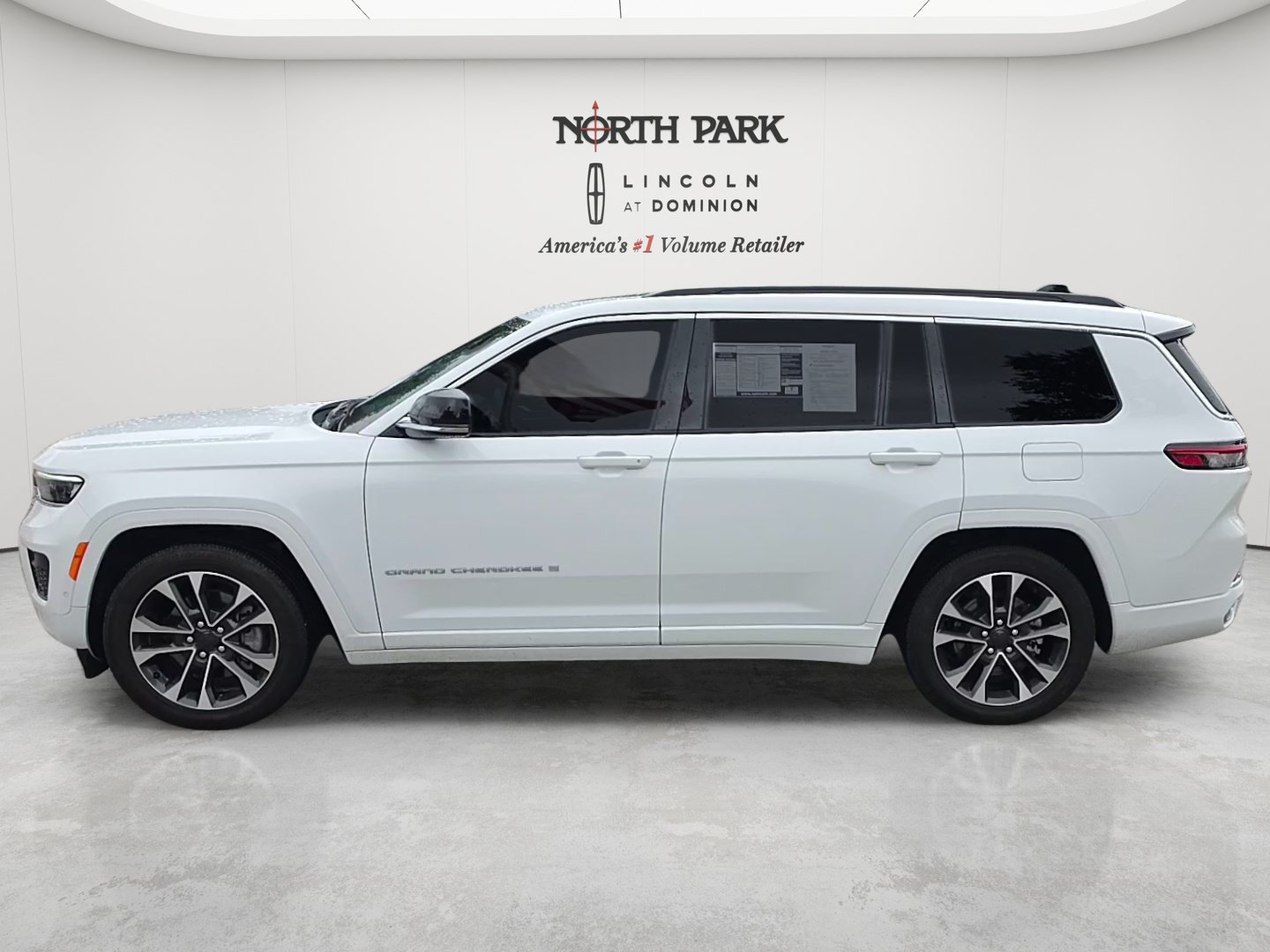 Used 2025 Jeep Grand Cherokee L Overland AWD/4WD image 2