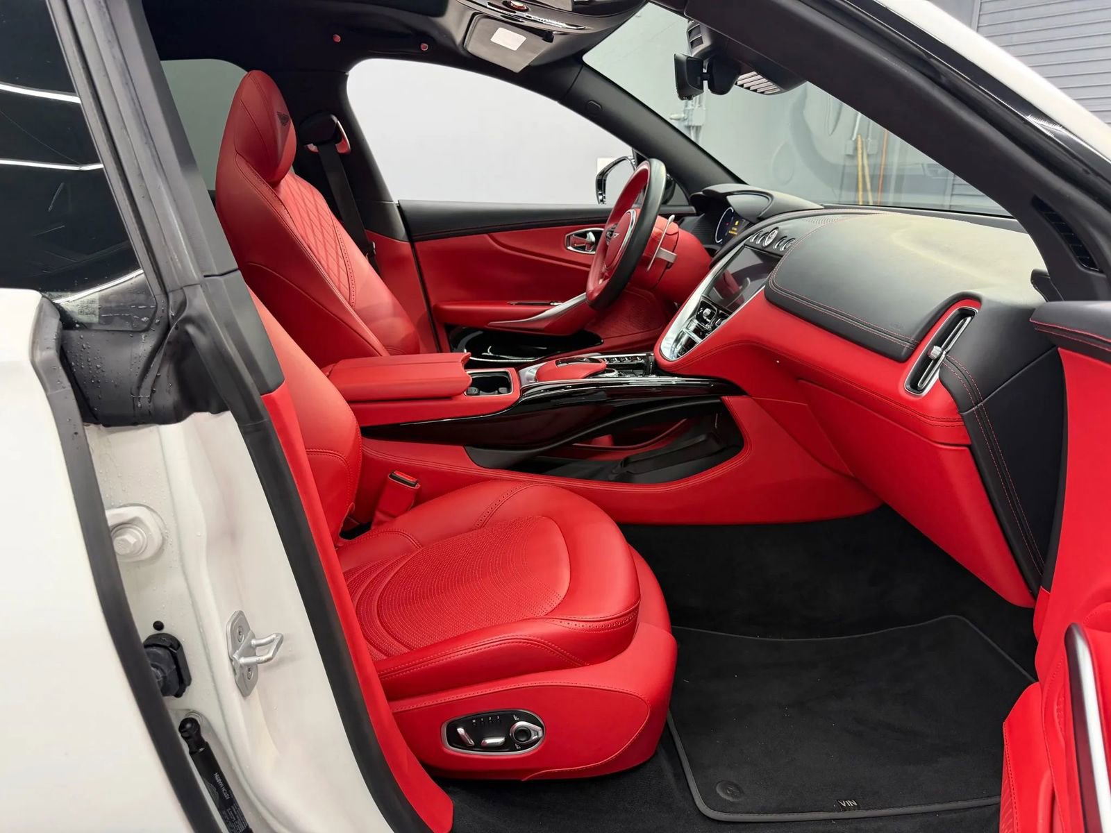 Used 2023 Aston Martin DBX image 8