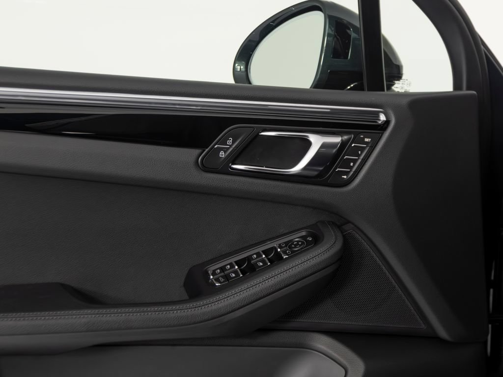 Certified 2026 Porsche Macan AWD/4WD image 20