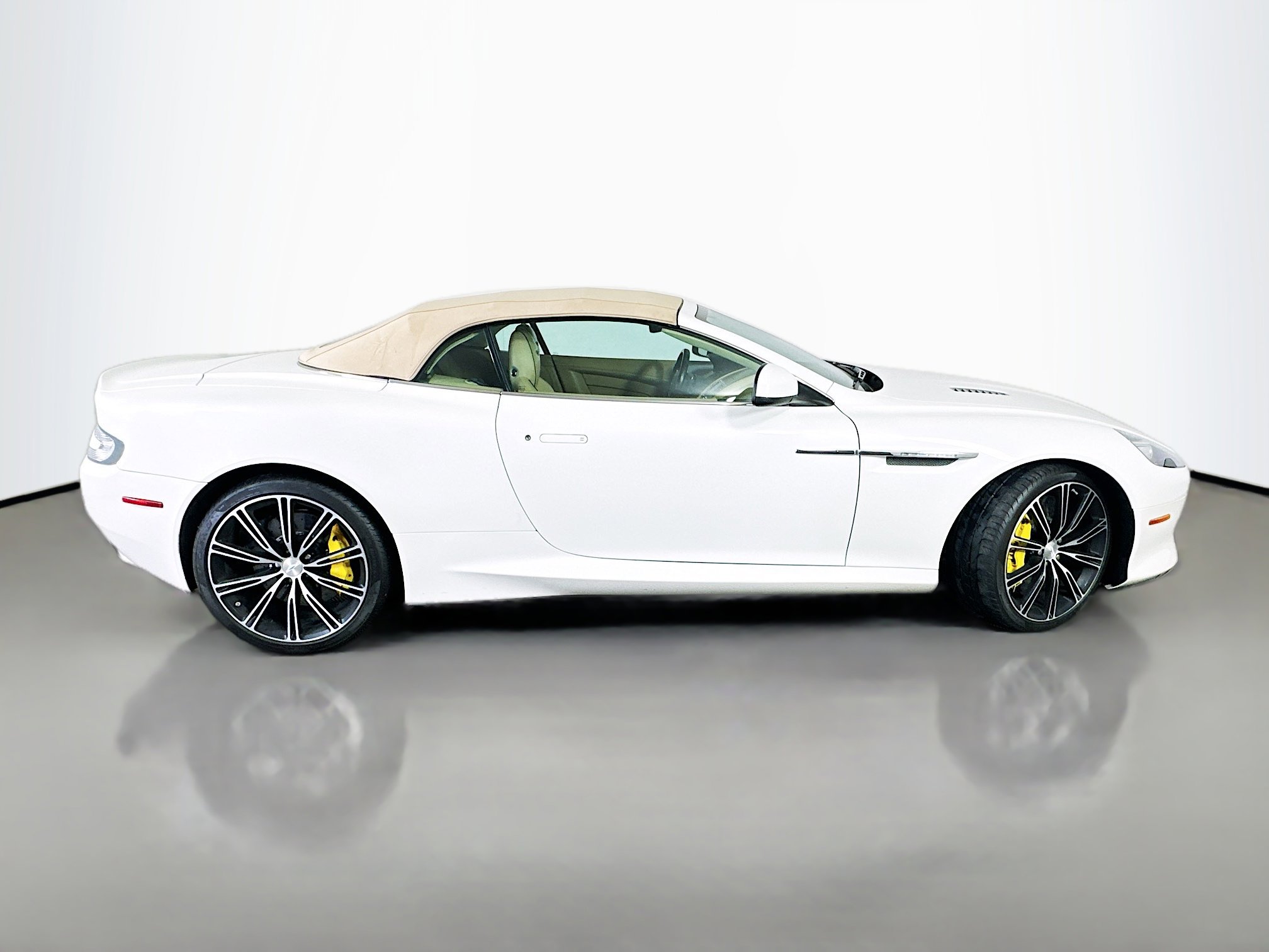 Used 2015 Aston Martin DB9 Volante image 8
