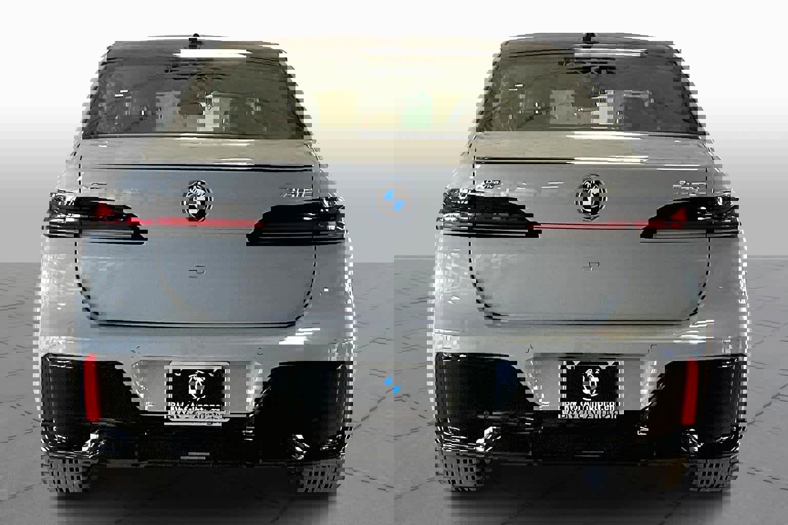 Used 2025 BMW 750e xDrive w/ Premium Package AWD/4WD image 4