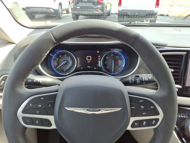 Used 2024 Chrysler Pacifica Touring-L FWD image 12
