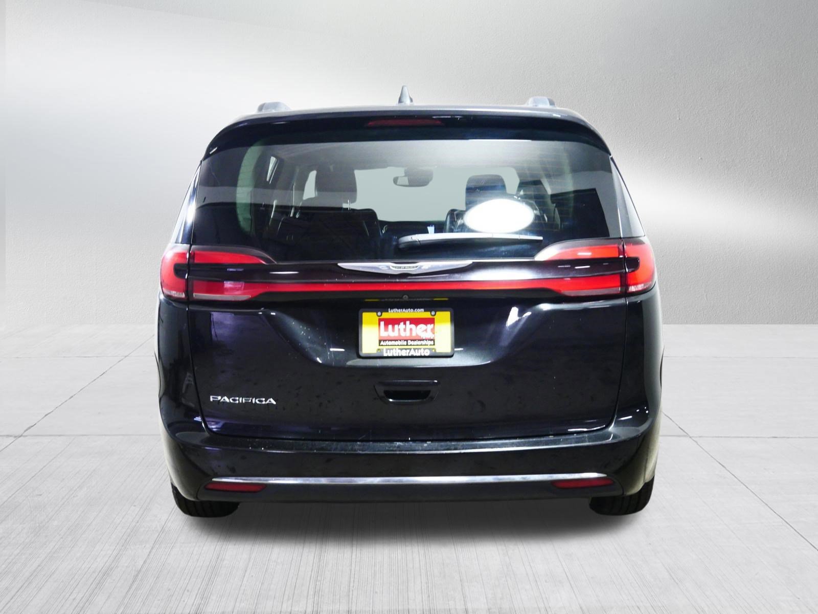 Used 2022 Chrysler Pacifica Touring-L image 6