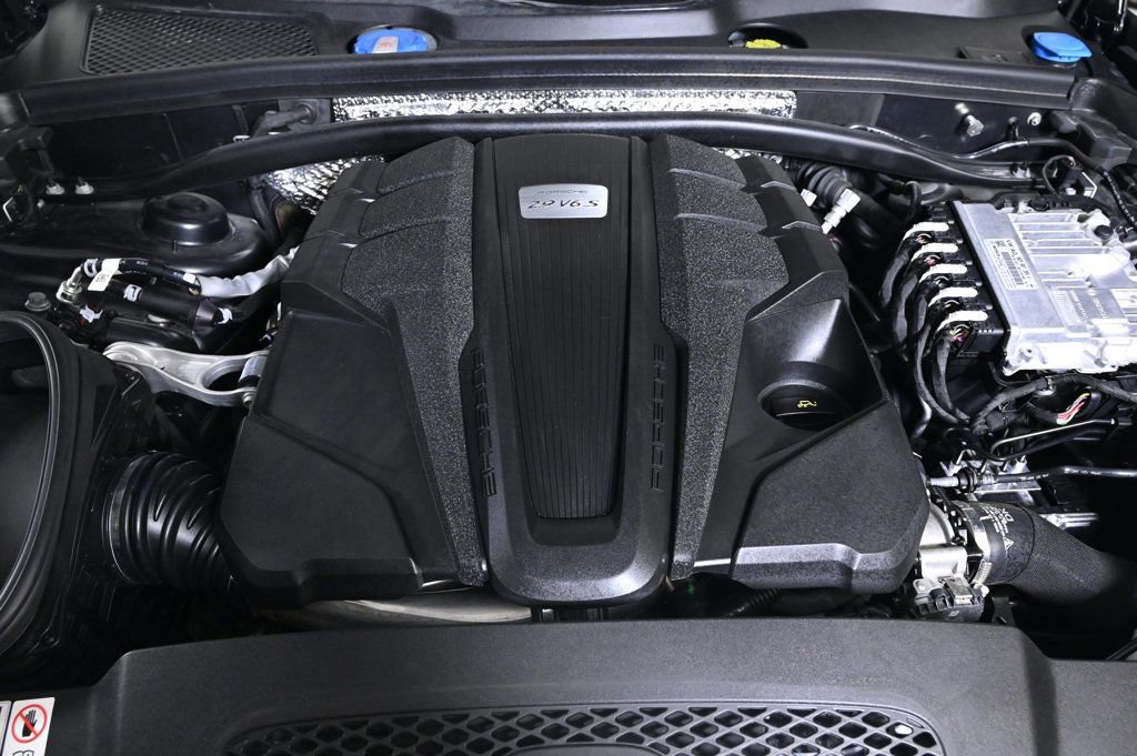 Certified 2023 Porsche Macan S image 24