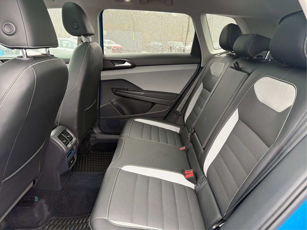 Used 2022 Volkswagen Taos SEL w/ Panoramic Sunroof Package image 10